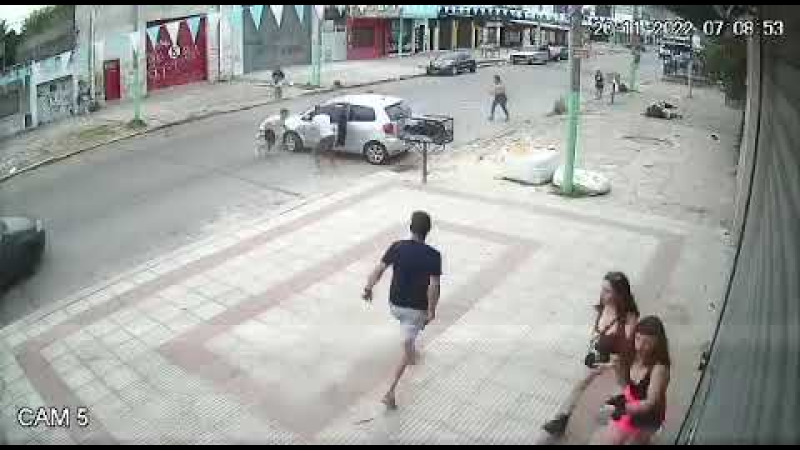 Un automovilista atropelló a un grupo de amigos y mató a una chica en Laferrere