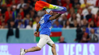 Un hincha desafió la prohibición y entró a la cancha con una bandera LGBTQ+