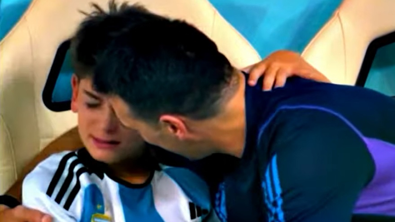 El valioso mensaje del abrazo de Scaloni a su hijo