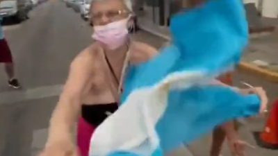 Ya es cábala la mujer mayor que sale a festejar con un grupo de hinchas  