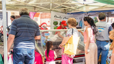 Productos frescos de emprendedores locales al alcance de cada vecino