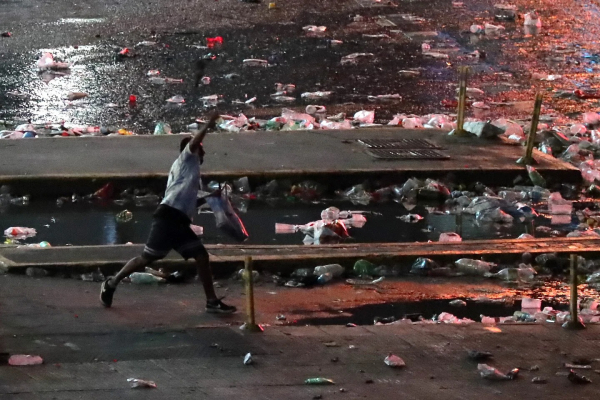 Los manifestantes también incendiaron objetos en la avenida y en el carril del Metrobús.