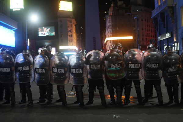 Luego de los incidentes, los agentes de seguridad resguardaron el lugar.