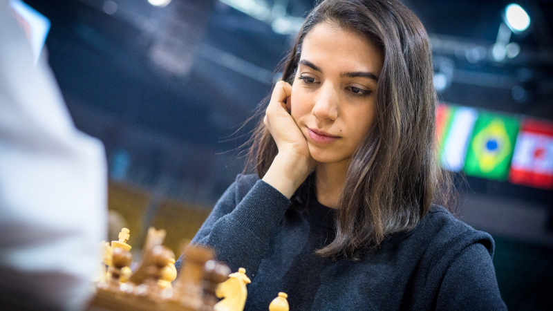 Una mujer iraní compite en torneo internacional de ajedrez sin hijab