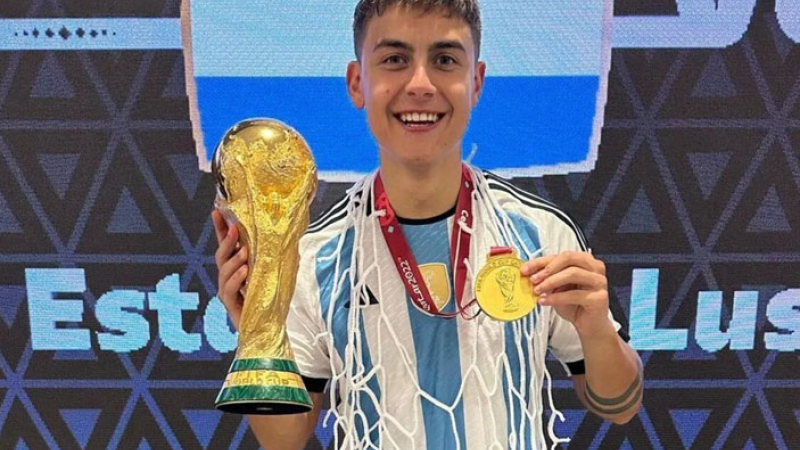 Dybala donó su medalla de campeón del mundo a la Roma