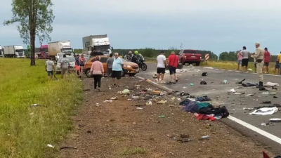 Tres muertos por un choque entre un camión y un auto en Corrientes