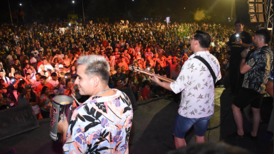 "Modo Verano" hizo bailar a vecinos y vecinas de Villa Barberán con Los Cu4tro y un cierre de lujo con Gerardo y Los Chaques