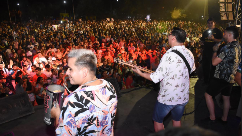 "Modo Verano" hizo bailar a vecinos y vecinas de Villa Barberán con Los Cu4tro y un cierre de lujo con Gerardo y Los Chaques