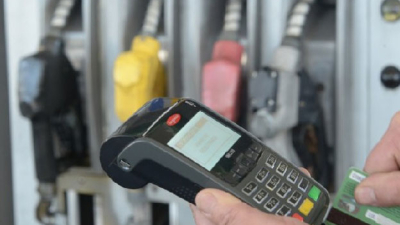 Desde hoy, las estaciones de servicio deben poner un posnet a disposición del consumidor