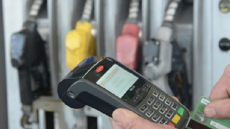 Desde hoy, las estaciones de servicio deben poner un posnet a disposición del consumidor