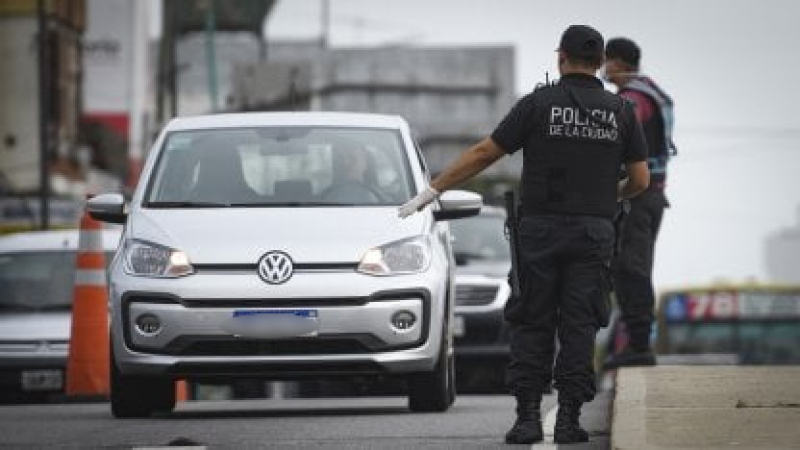 "¿Sabe quién soy yo?": suspenden la licencia a un comisario que "chapeó" en un control