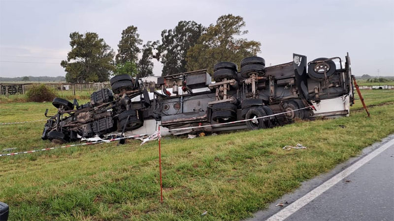 Cinco muertos en un choque entre un camión y un automóvil en el noroeste de Santa Fe