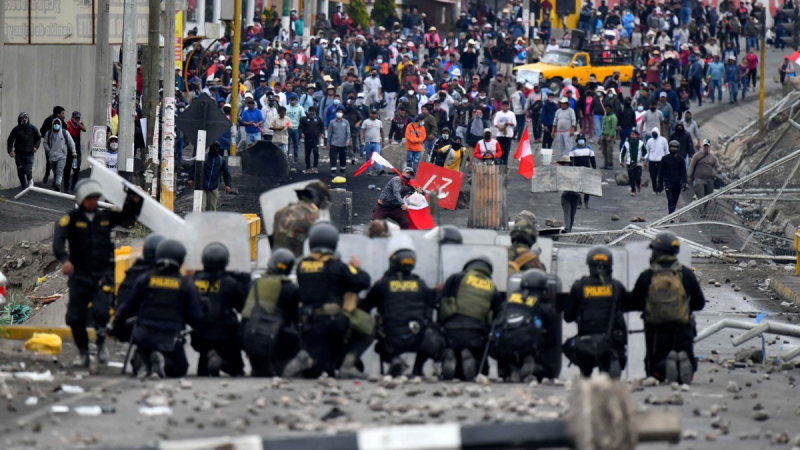 Protestas en Perú encienden a una nación dividida