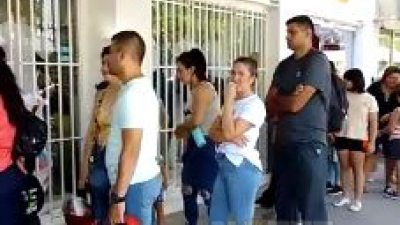 Filas en comercios por las compras escolares de último momento