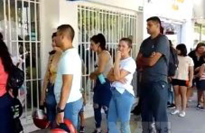 Filas en comercios por las compras escolares de último momento