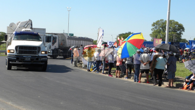 Movilización en la rotonda de acceso Norte por el conflicto social en Nueva Pompeya