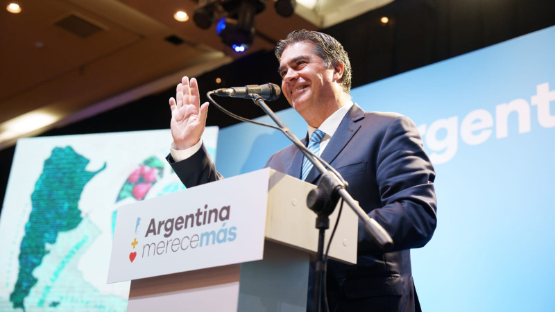 "Argentina merece más", un libro de exhaustivo análisis y propuestas de Capitanich