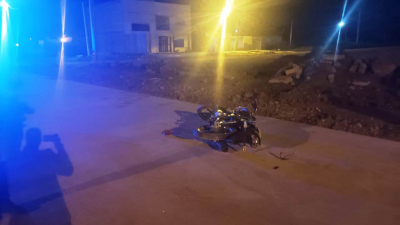 Dos motociclistas chocaron contra un caballo suelto en Villa Ángela: uno murió