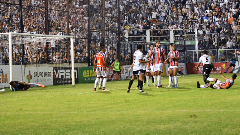 For Ever jugó mal y apenas pudo rescatar un empate agónico