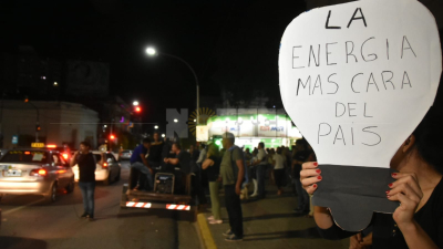 Vecinos se manifestaron contra los aumentos de la luz y el agua: "Basta de tarifazos"