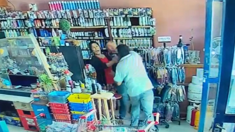 Por una deuda sorprendió a los golpes a un comerciante