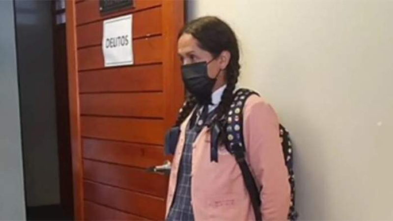 Lo encontraron disfrazado de colegiala en el baño de mujeres de una escuela