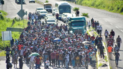 Miles de migrantes emprenden caravana al centro de México tras meses atrapados en el sur