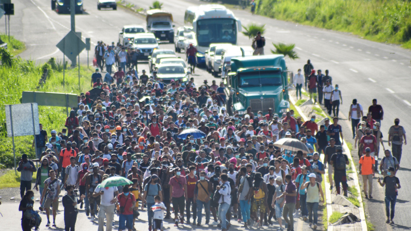 Miles de migrantes emprenden caravana al centro de México tras meses atrapados en el sur