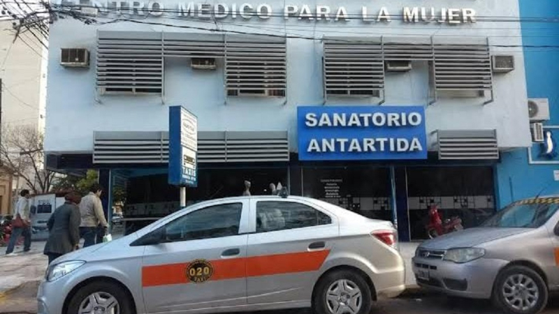 Piden reubicar parada de taxis que está frente al Sanatorio Antártida