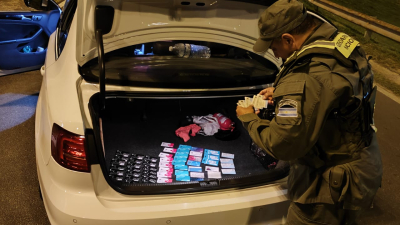 Llevaban 60 tarjetas bancarias e intentaron sobornar a los gendarmes