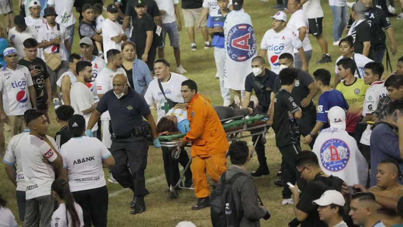 Al menos 12 muertos en El Salvador tras una estampida en un estadio de fútbol