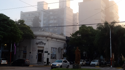 La ciudad amaneció con una densa niebla: el pronóstico anticipa ascenso de temperatura