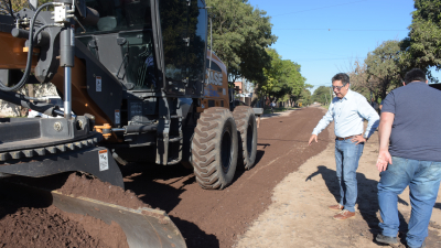 Gustavo Martínez recorrió los trabajos del plan de enripiado