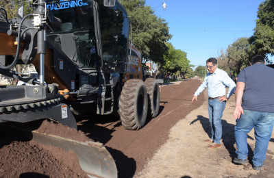 Gustavo Martínez recorrió los trabajos del plan de enripiado
