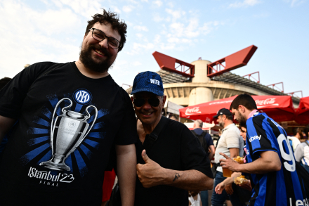 10-06-2023_aficionados_del_inter_posan_con.jpg