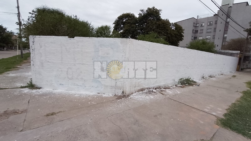 Comenzaron a tapar las pintadas de la candidatura de Emerenciano