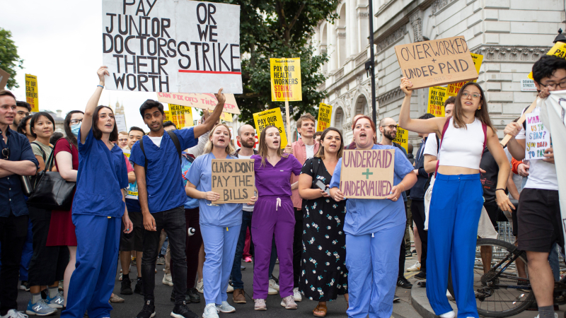 Reino Unido: médicos vuelven a la huelga para reclamar aumento de salarios