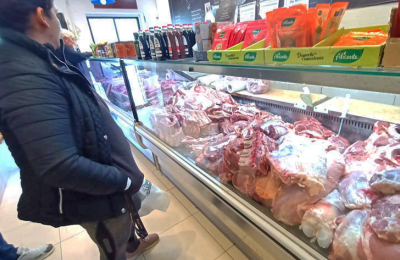 El asado repuntó y se paga en Resistencia hasta 2350 pesos el kilo, pero el pollo sigue bajando