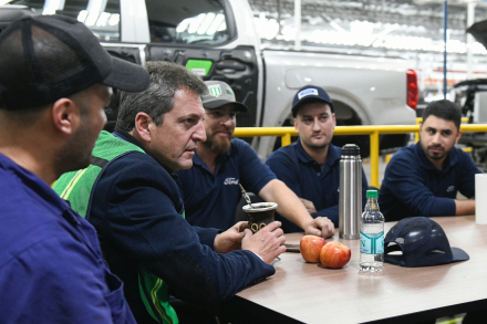 Massa con trabajadores ford.jfif