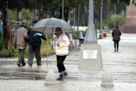mujer paraguas lluvia plaza.JPG