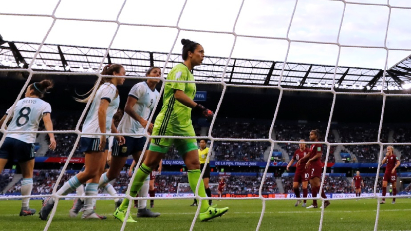 Una hondureña arbitrará el debut de Argentina
