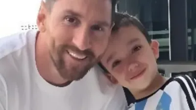 Un nene que realiza un tratamiento para crecer se emocionó al conocer a Lionel Messi