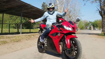 Fue a asistir a un amigo que había chocado, perdió el control de su moto y murió