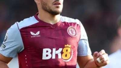 Emiliano Buendía sufrió una dura lesión en una de sus rodillas
