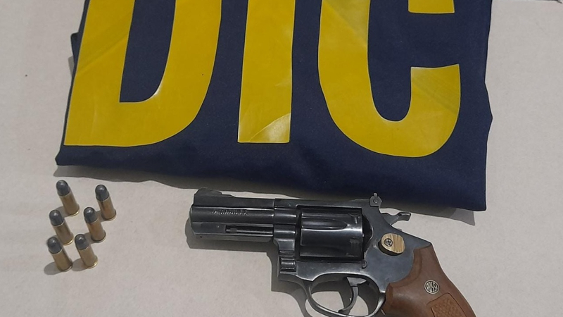 Cruzaron semáforo en rojo y se delataron: tenían arma y droga
