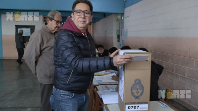 Gustavo Martínez adelantó su horario de votación e incentivó a ir a sufragar