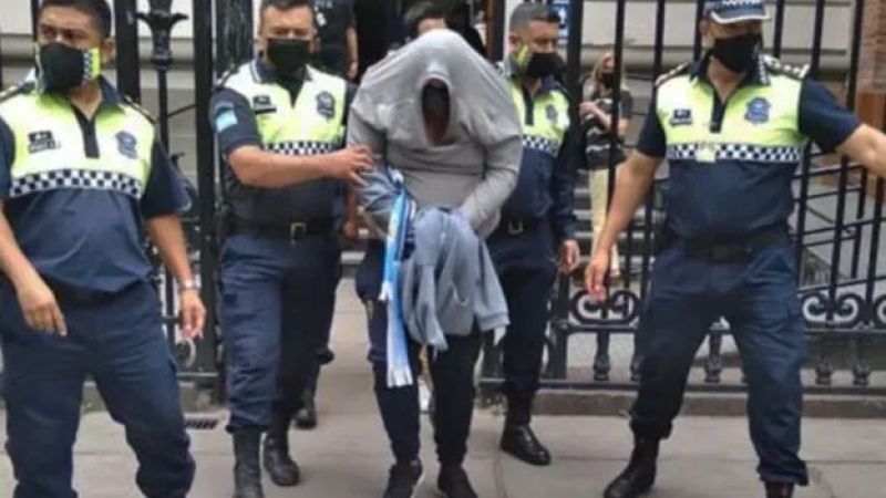 Estaban prófugos, fueron a votar y terminaron a los tiros con la policía