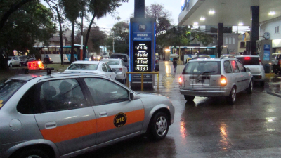 YPF subió los combustibles y congeló los precios hasta el 31 de octubre