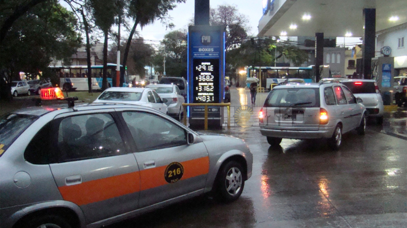 YPF subió los combustibles y congeló los precios hasta el 31 de octubre