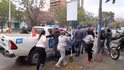 Piqueteros hostigan a juez exigiendo que libere a un menor detenido por robo